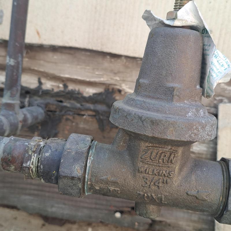 Pressure regulator on irrigation manifold system