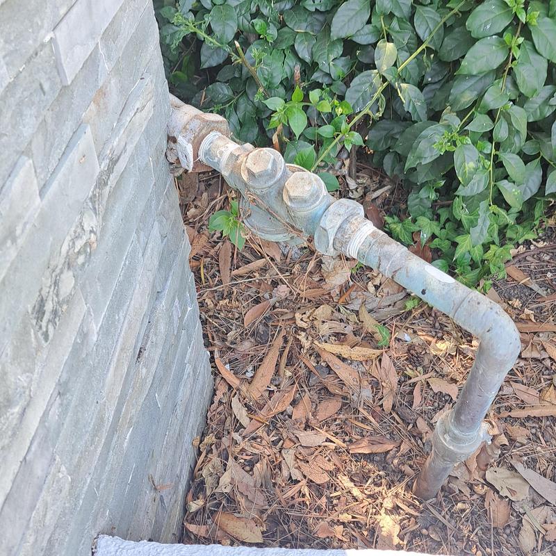 Main irrigation manifold with pressure regulator and valves