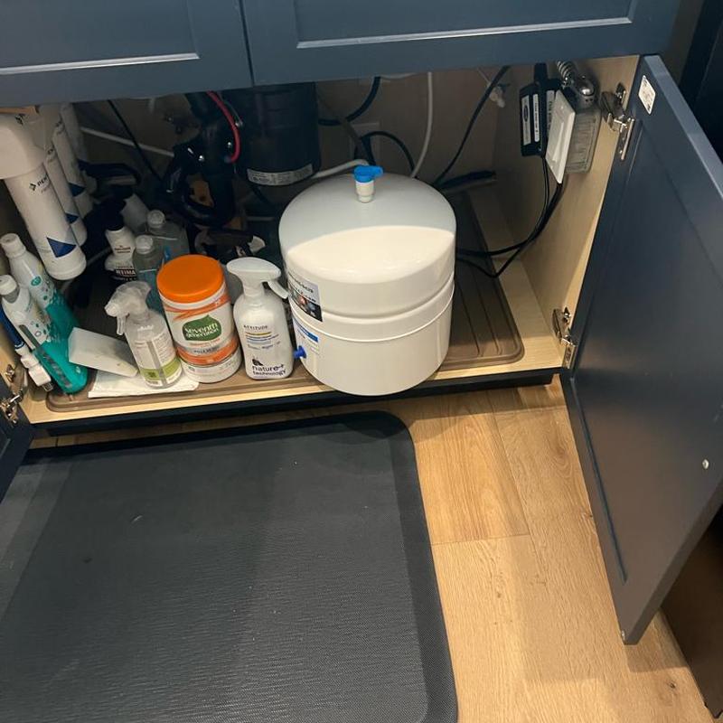 Water filtration system tank installed under sink cabinet Water filtration system tank installed under sink cabinet