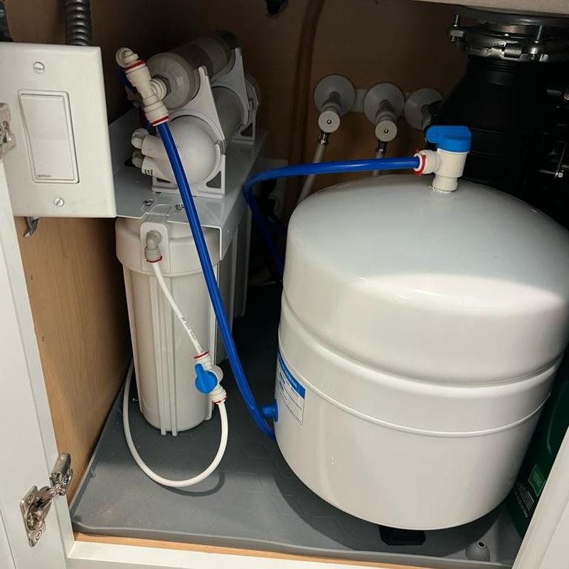Reverse osmosis water filter and storage tank installation Reverse osmosis water filter and storage tank installation