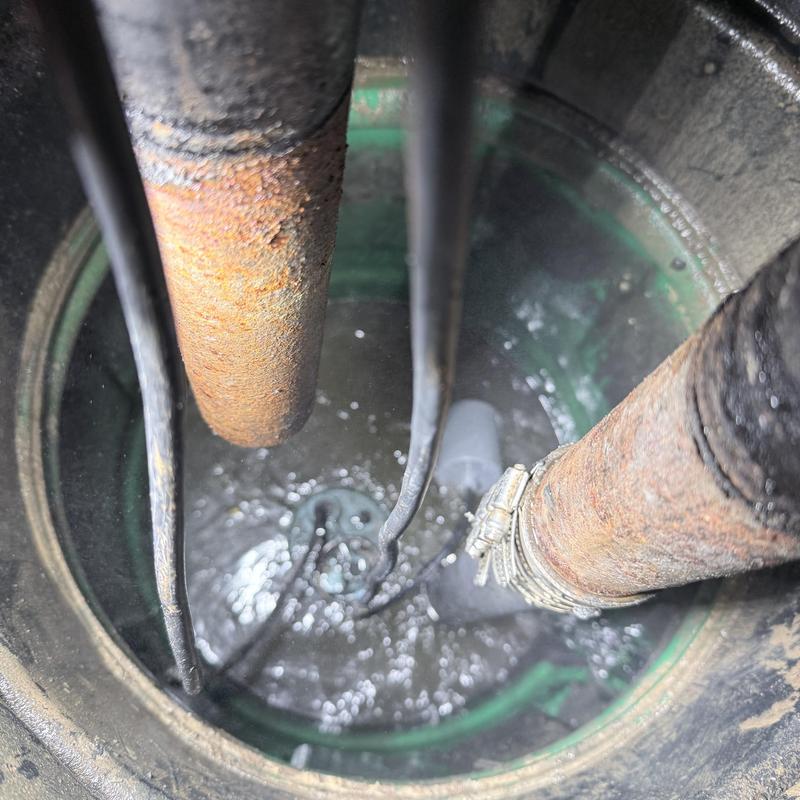 EJ core float system with rusted pipes and water level EJ core float system with rusted pipes and water level