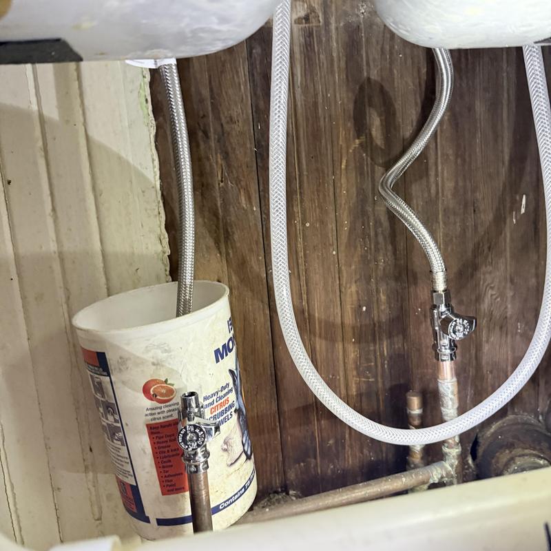 Emergency shut-off valves for faucet with braided hoses Emergency shut-off valves for faucet with braided hoses