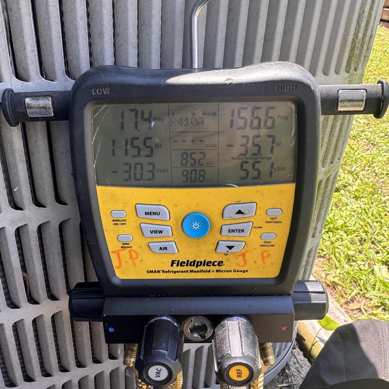 Heat pump refrigerant manifold gauge measuring pressure