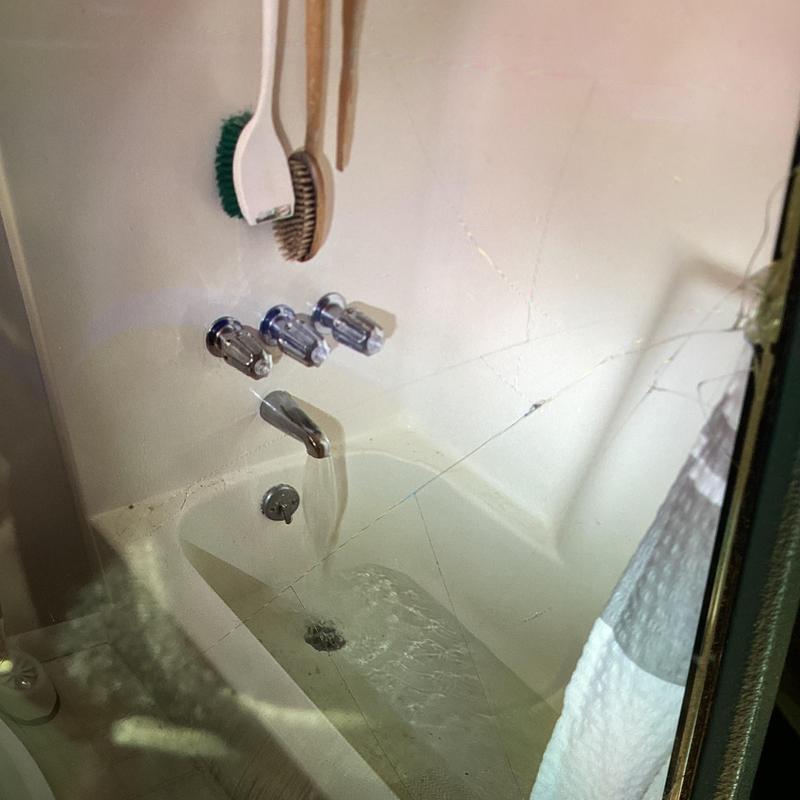 3-hole tub shower valve trim with running water