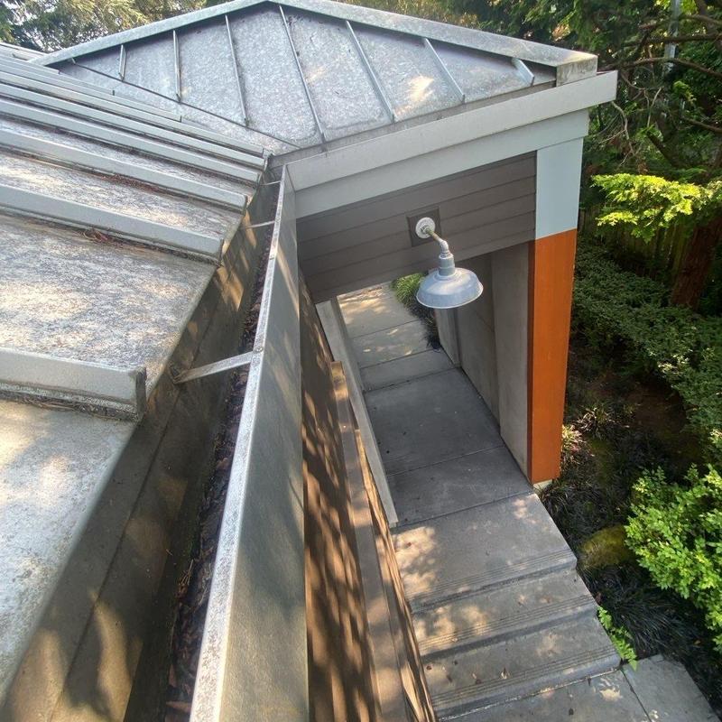 Flat roof gutter with leaf debris removal cleaning