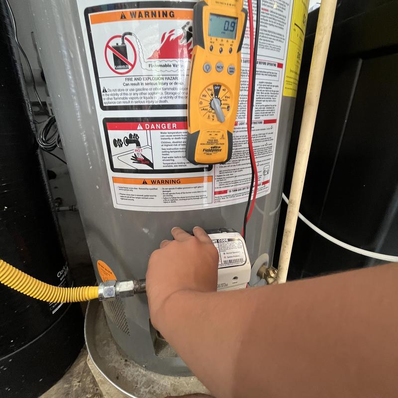 Gas water heater with diagnostic meter testing Gas water heater with diagnostic meter testing