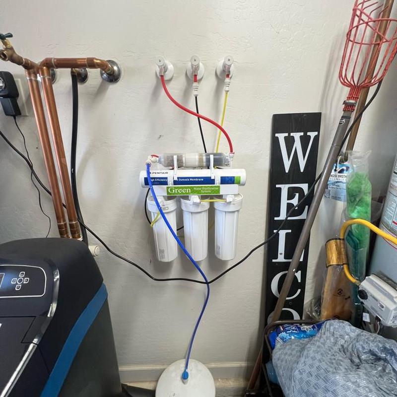 Reverse osmosis water filtration system with new filters Reverse osmosis water filtration system with new filters