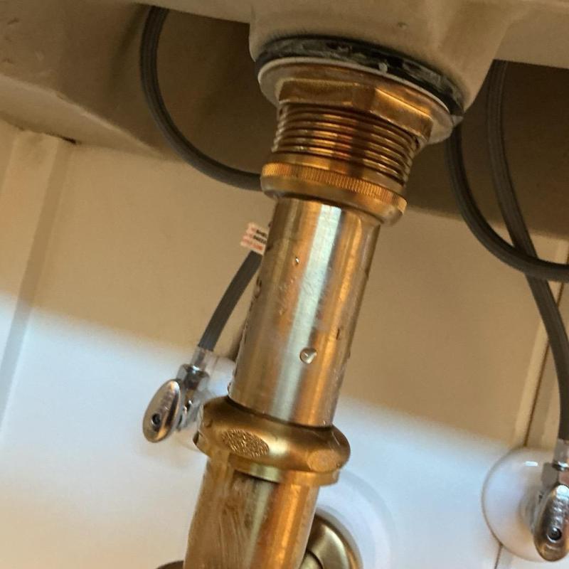 Sink drain pipe with hand-tightened gasket preventing drips Sink drain pipe with hand-tightened gasket preventing drips