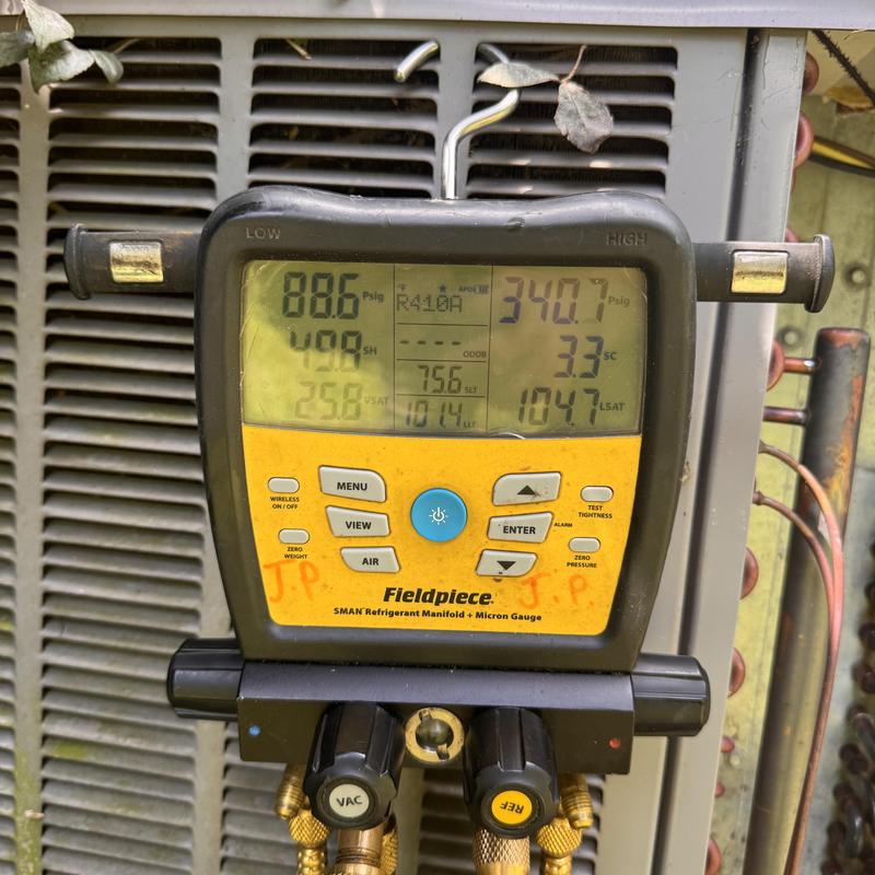Heat pump refrigerant manifold gauge on unit