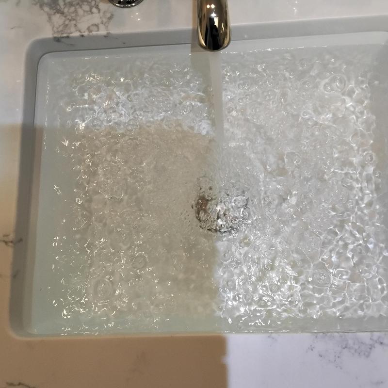 Bathroom sink pop-up drain with running water