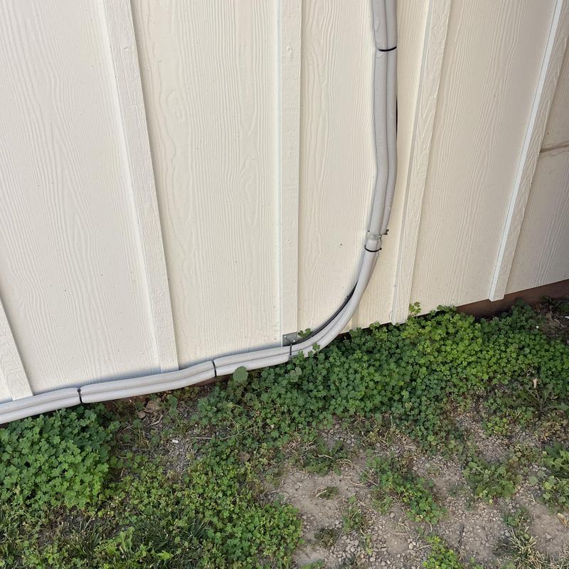 Mini split outdoor unit conduit installation by wall Mini split outdoor unit conduit installation by wall