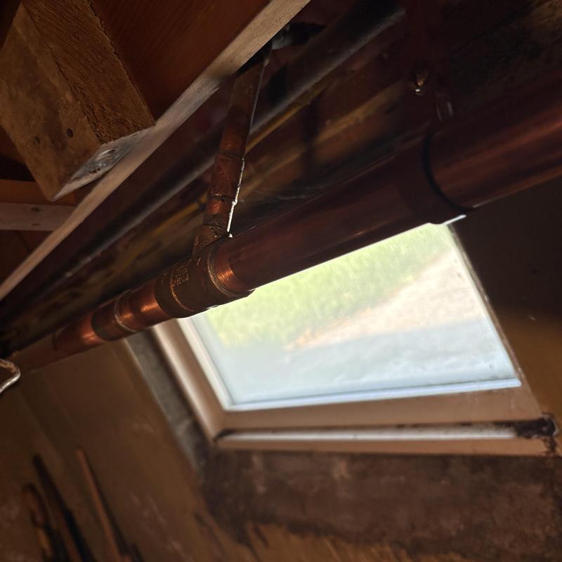 Monoflow tee fittings on residential heating pipe Monoflow tee fittings on residential heating pipe