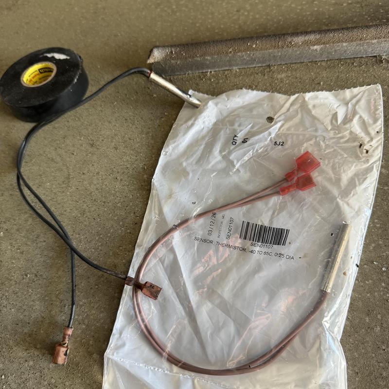 Evaporator coil temperature sensors with connectors