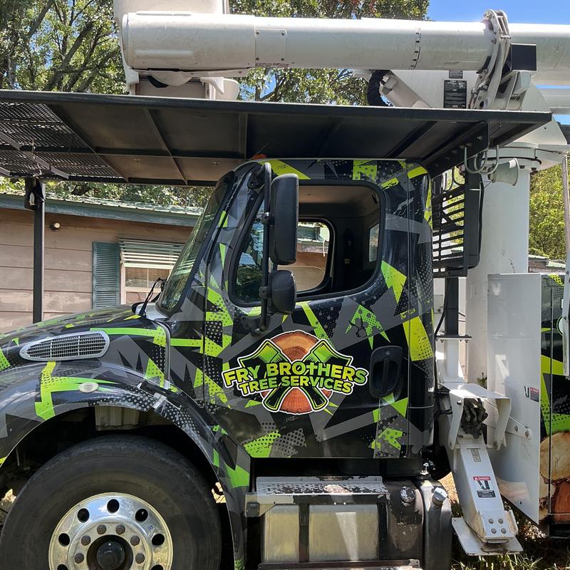 Bucket truck for hazardous tree removal service Bucket truck for hazardous tree removal service