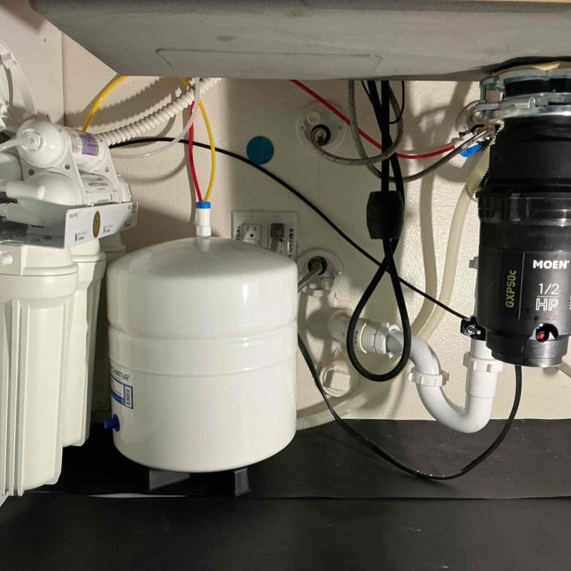 Reverse osmosis water filtration system under sink