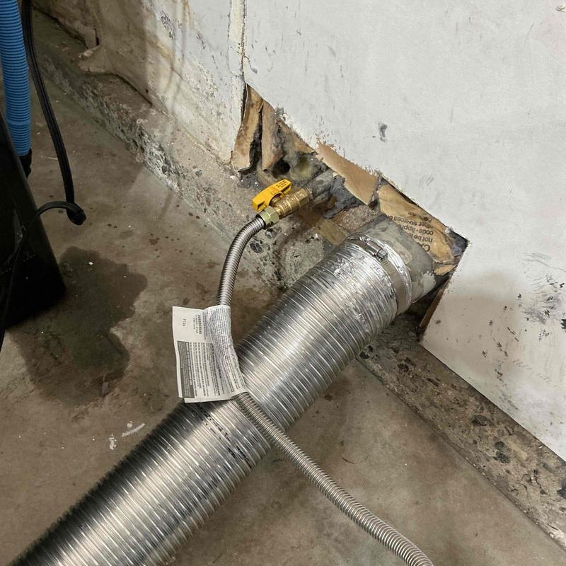 Gas shut-off valve with flexible stainless steel tubing