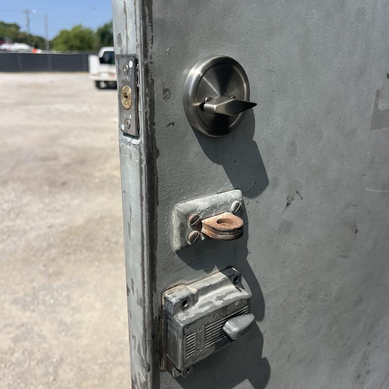 Deadbolt lock and door jamb mortise installation Deadbolt lock and door jamb mortise installation