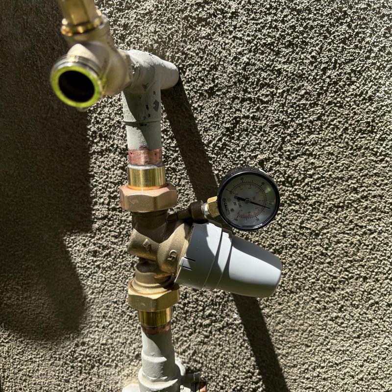1-Inch pressure regulator with gauge on pipe