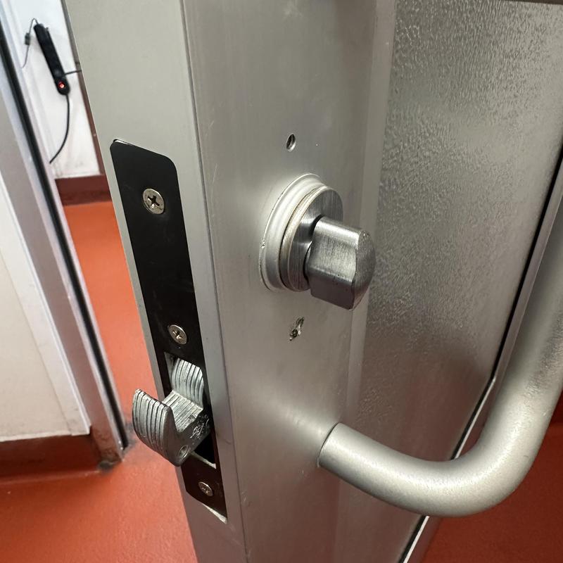 T-turn lock cylinder on aluminum frame glass door T-turn lock cylinder on aluminum frame glass door