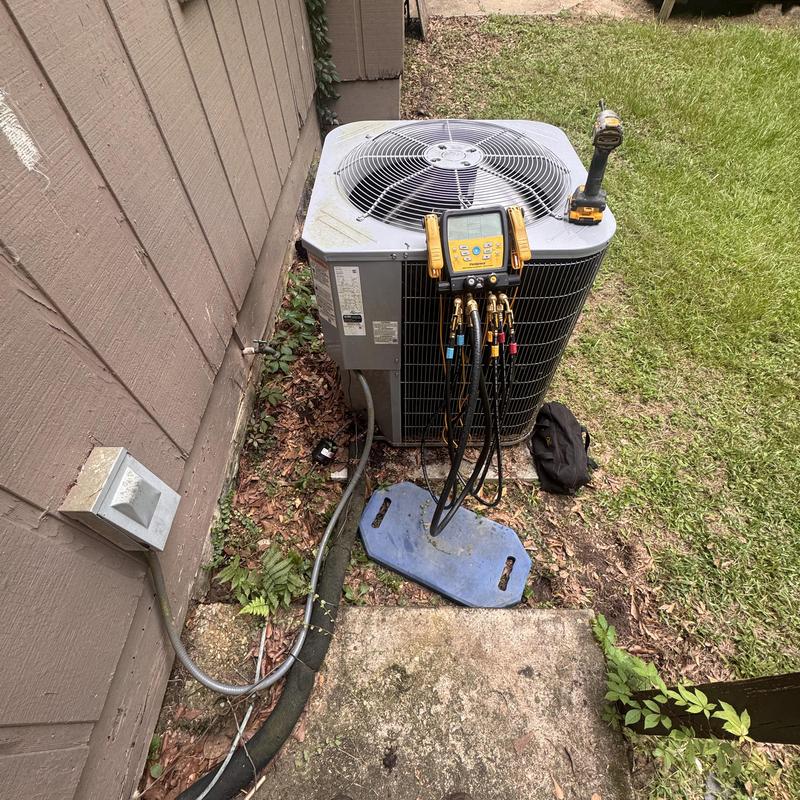 Heat pump condenser coil with diagnostic gauges