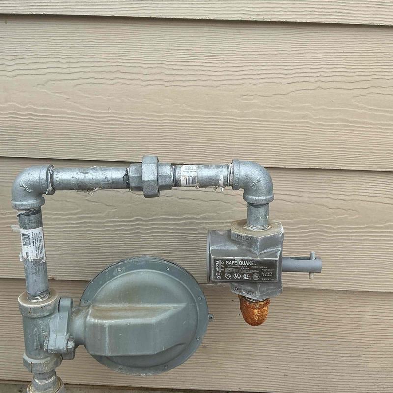 Seismic gas shutoff valve on water heater system
