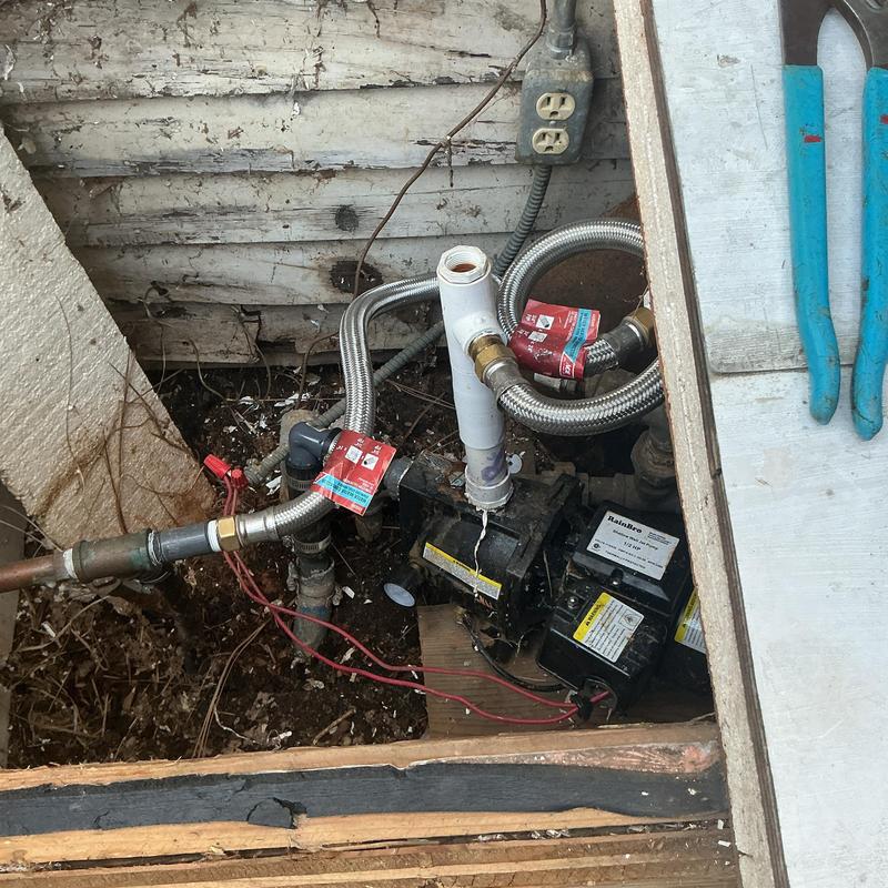 Well pump with pressure switch and flexible piping