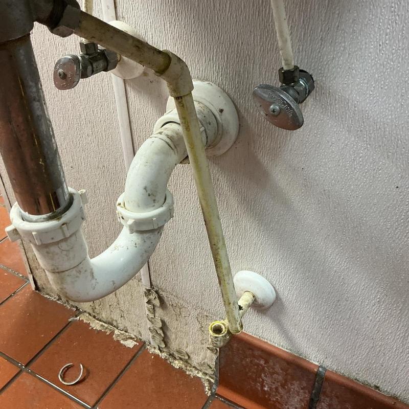 Half-inch kitchen sink pipe with valve and coupling Half-inch kitchen sink pipe with valve and coupling