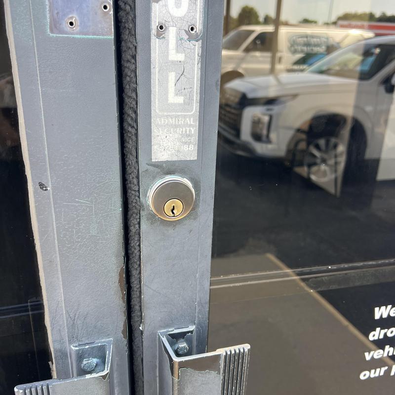 Business entry door knob and deadbolt lock Business entry door knob and deadbolt lock