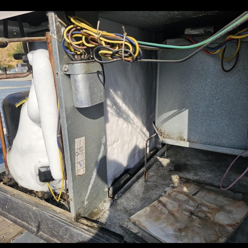 Frozen evaporator coil and capacitor in rooftop unit Frozen evaporator coil and capacitor in rooftop unit