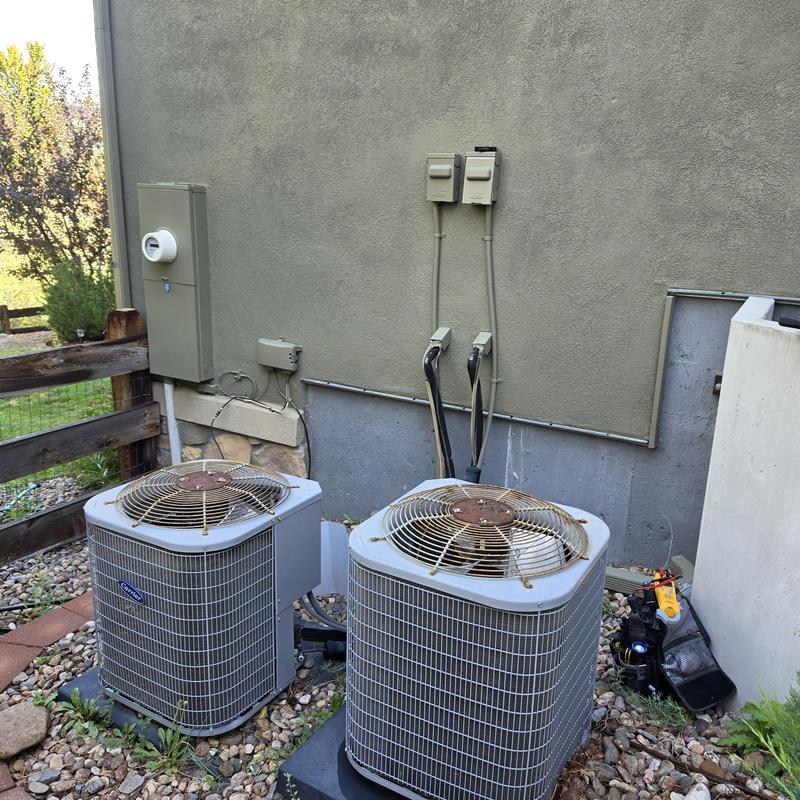 Carrier outdoor air conditioning units on gravel bed Carrier outdoor air conditioning units on gravel bed