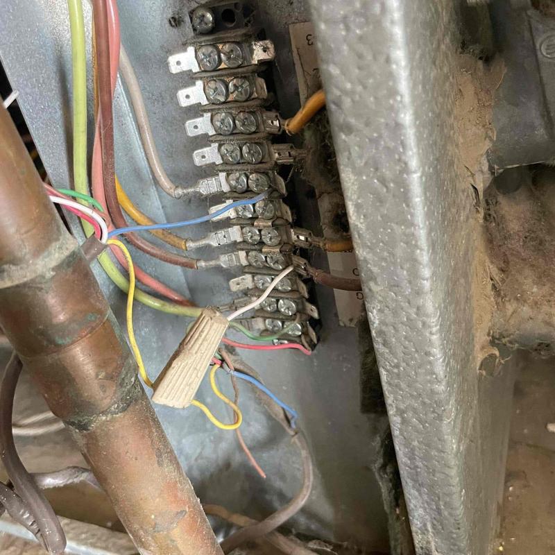 Furnace wiring connections with multiple colored wires