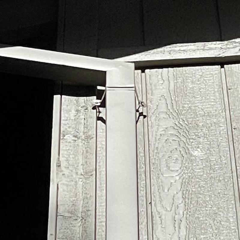 Steel seamless gutter corner with leaf blaster guard