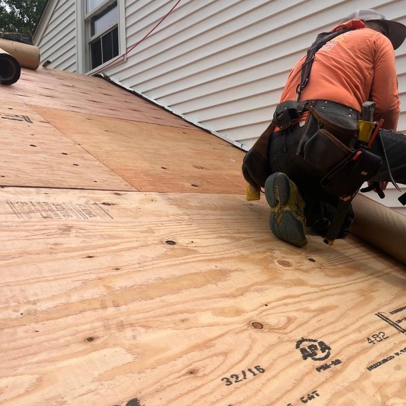 Roof plywood sheathing installation on residential home