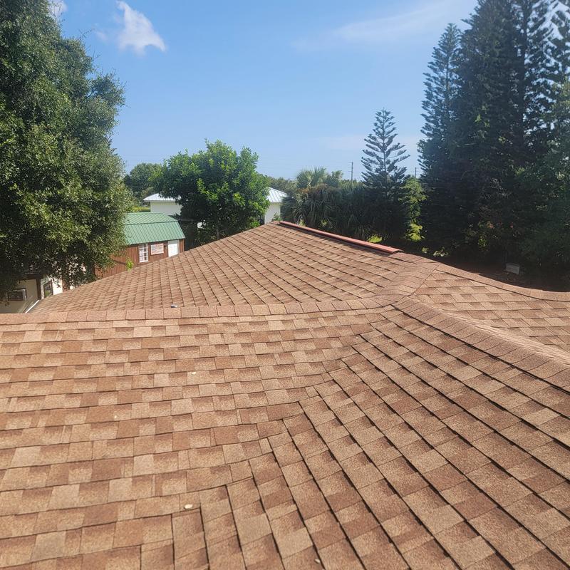 Asphalt shingle roof in good condition with no damage Asphalt shingle roof in good condition with no damage