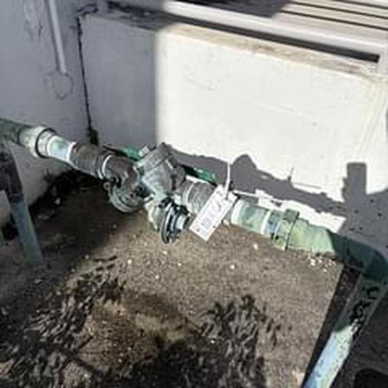 Backflow prevention device on water pipe installation