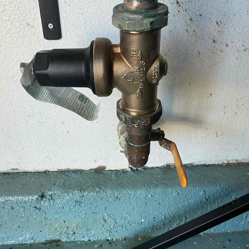 Pressure regulator valve with shutoff handle on pipe