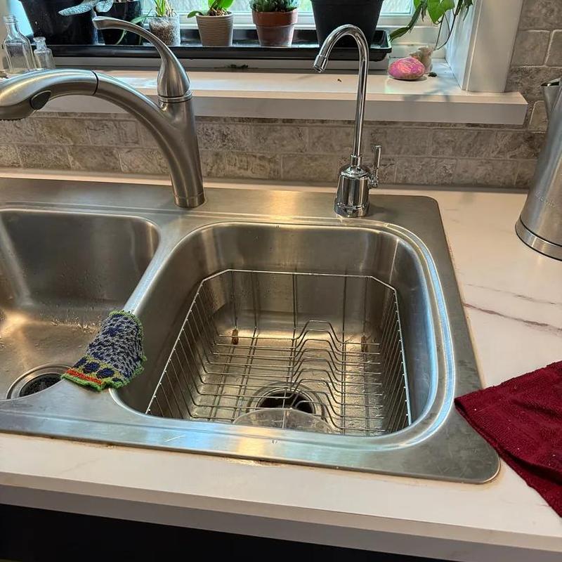 Reverse osmosis faucet and kitchen sink installation