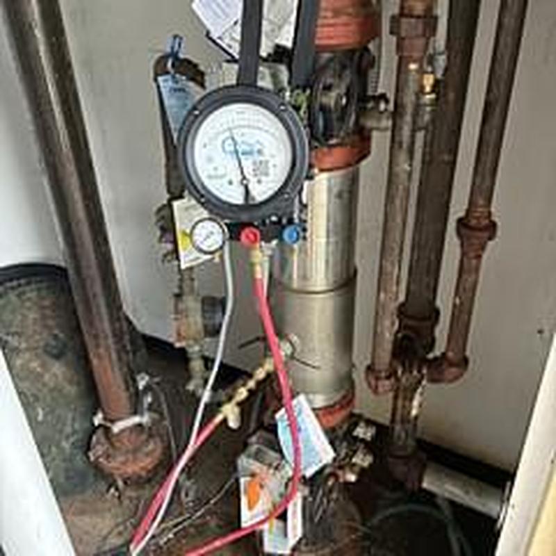 Backflow prevention device with pressure gauge testing Backflow prevention device with pressure gauge testing