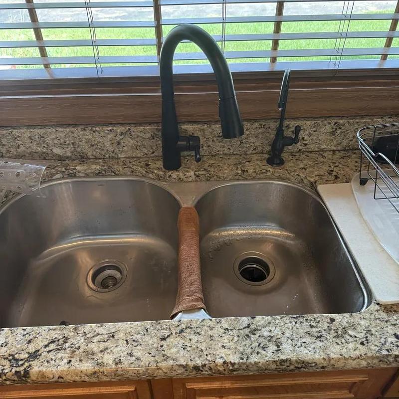 Kitchen faucet and dual sink plumbing setup
