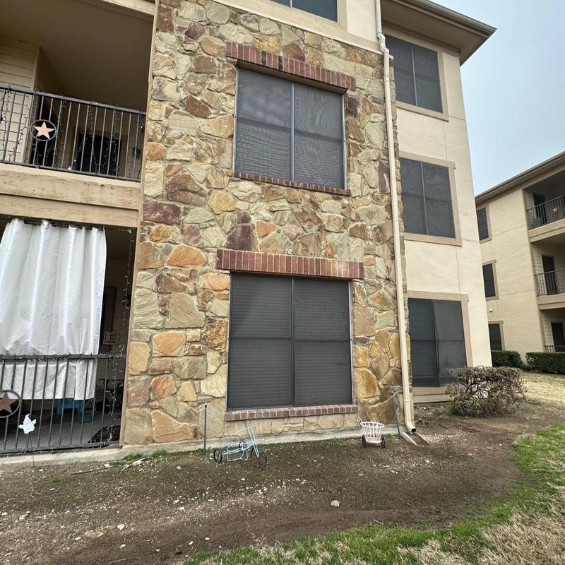 Stone wall exterior on apartment building in Fort Worth