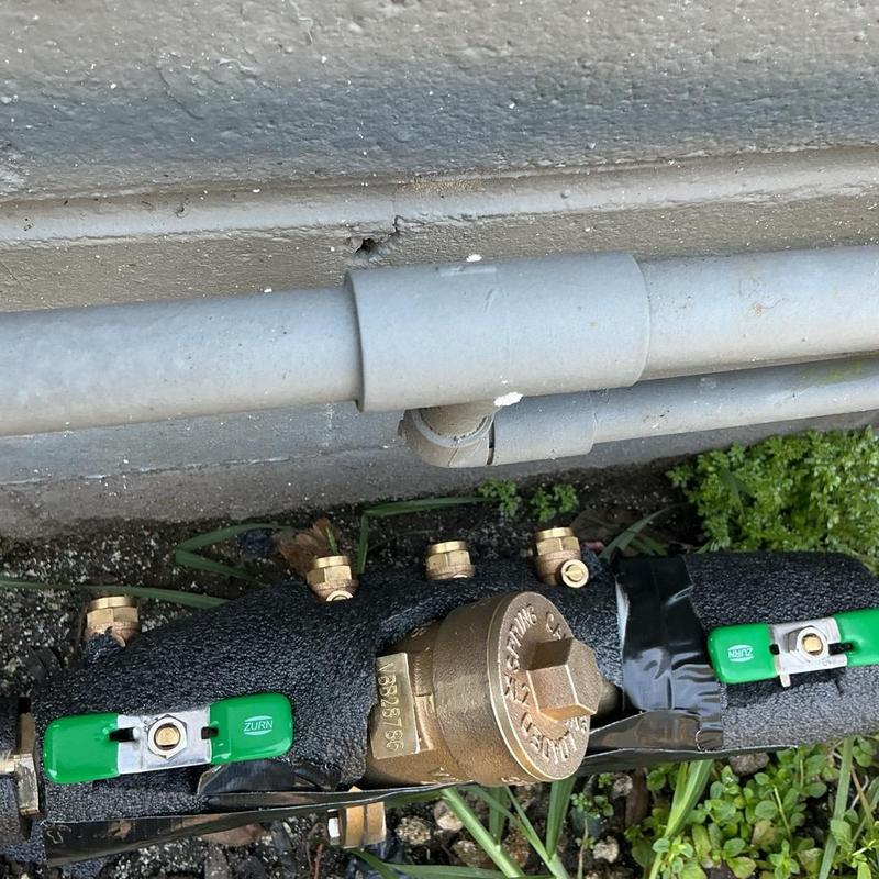Backflow preventer with insulation and shutoff valves Backflow preventer with insulation and shutoff valves