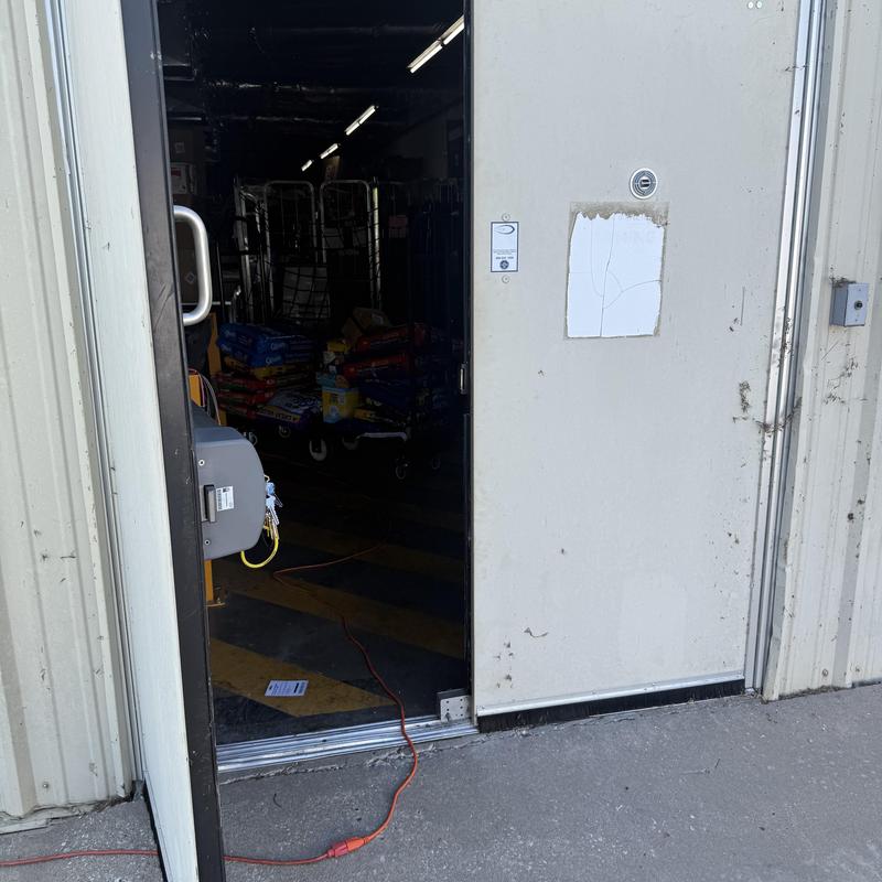 Exit device and door threshold on delivery door Exit device and door threshold on delivery door
