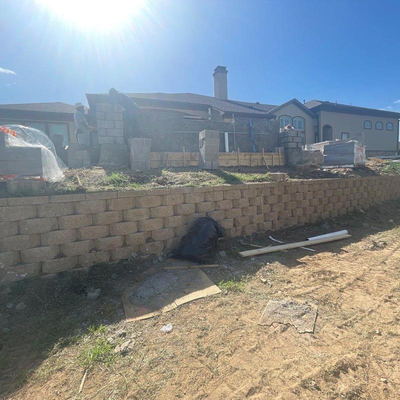 Pool masonry wall construction with concrete blocks