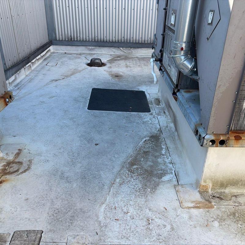 Flat roof membrane with drainage and HVAC unit
