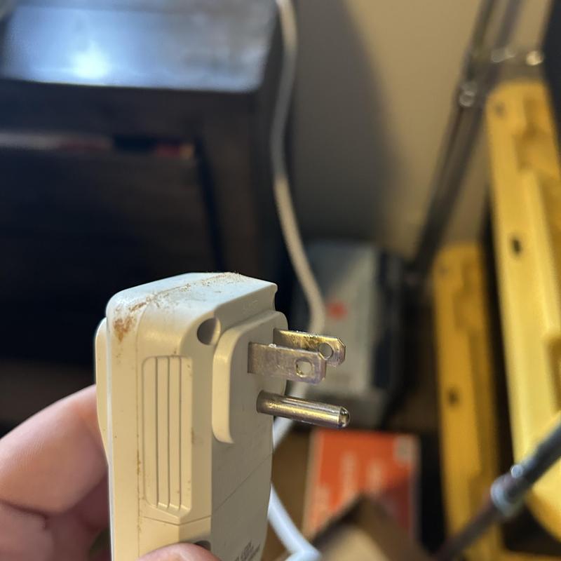 Window AC unit power plug with bent prong Window AC unit power plug with bent prong