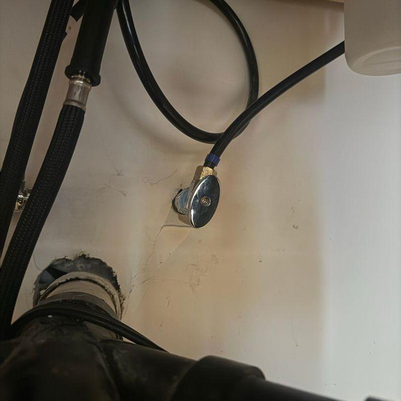 Angle stop valve installation with supply line connection