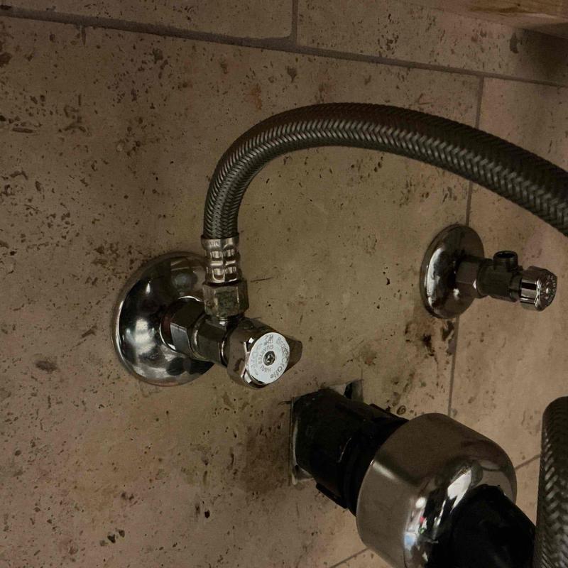 Quarter-turn angle stop valves with supply lines installation