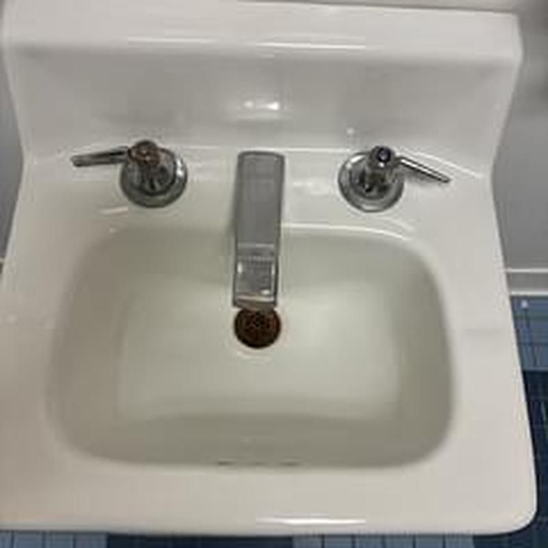 Commercial widespread lavatory faucet and sink drain assembly Commercial widespread lavatory faucet and sink drain assembly