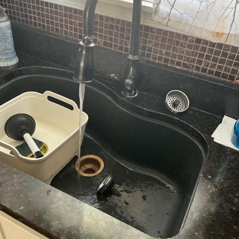 Kitchen sink drain with plunger and running water Kitchen sink drain with plunger and running water