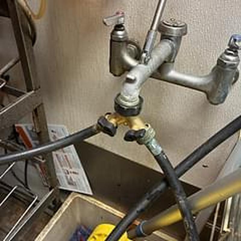 Hose splitter with replaced gaskets and hoses Hose splitter with replaced gaskets and hoses
